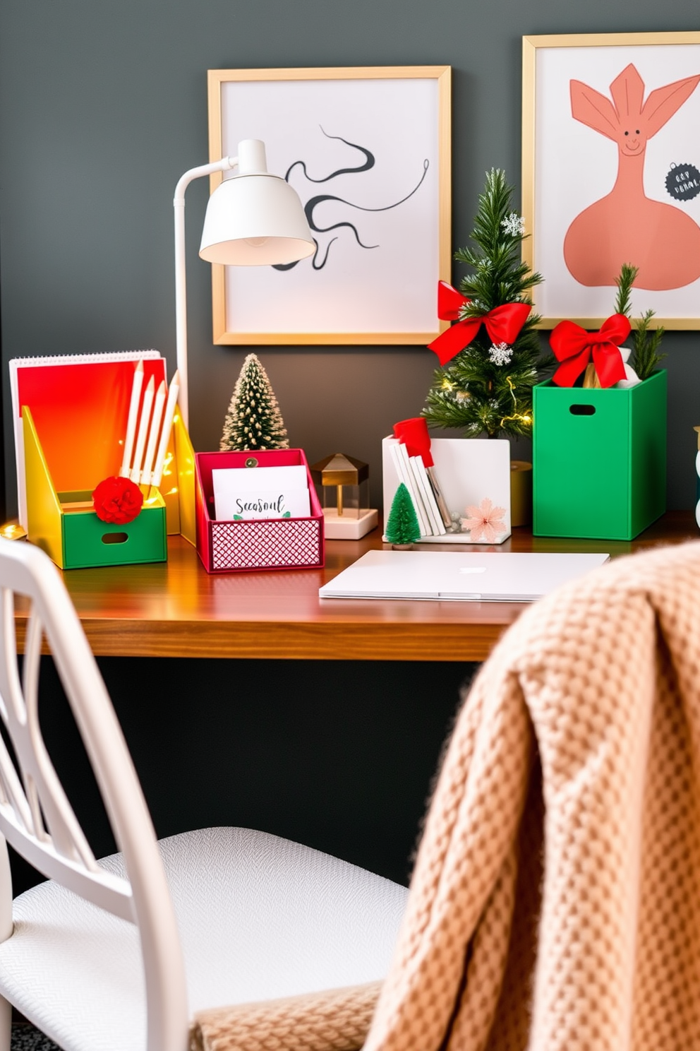 Home Office Christmas Decorating Ideas 11