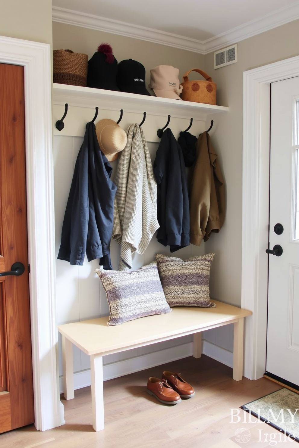 Simple Mudroom Design Ideas 4