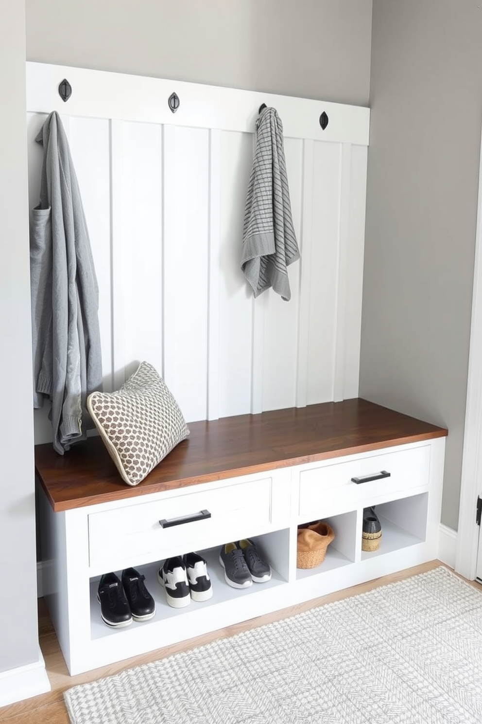 Simple Mudroom Design Ideas 8