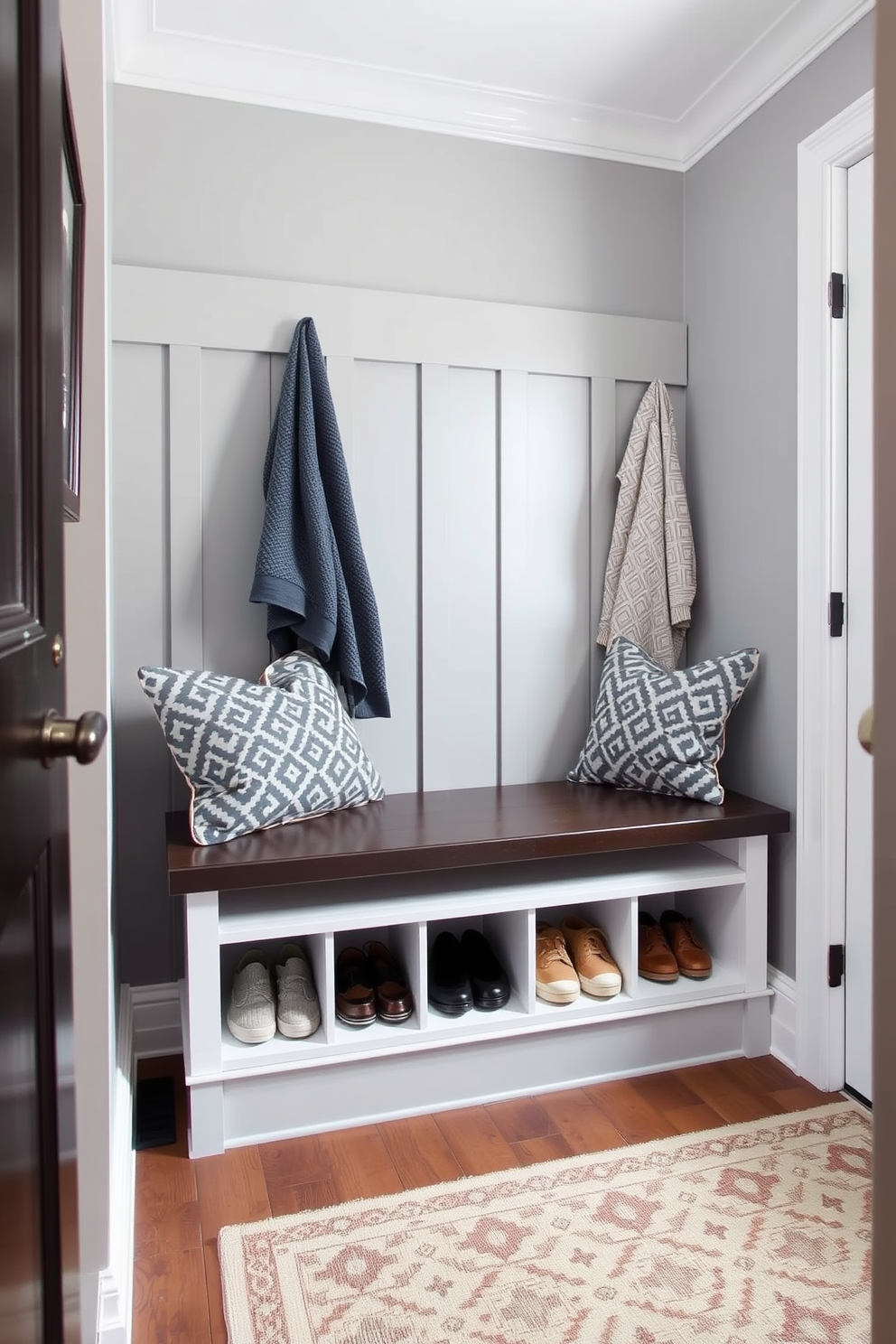 Small Mudroom Design Ideas 18