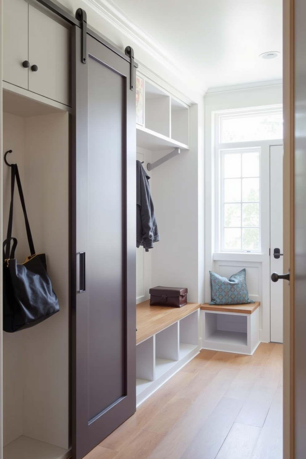 Small Mudroom Design Ideas 8